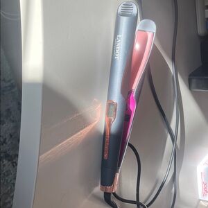 Landot 2-in-1 hair straightener and curler in Black and Pink